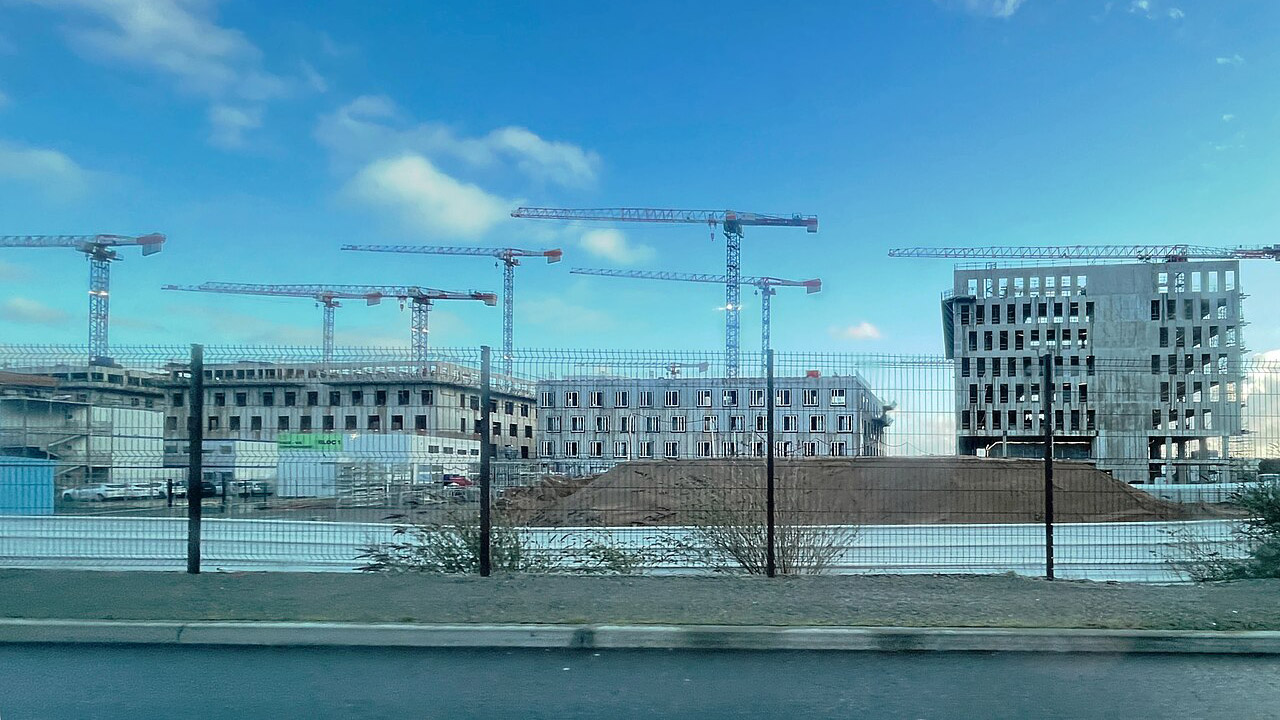 Chantier du futur CHU de Nantes sur l'île de Nantes sans climatisation dans les chambres