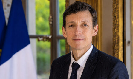 Édouard Geffray refuse la climatisation dans son bureau par solidarité avec les écoles. Image modifiée par IA