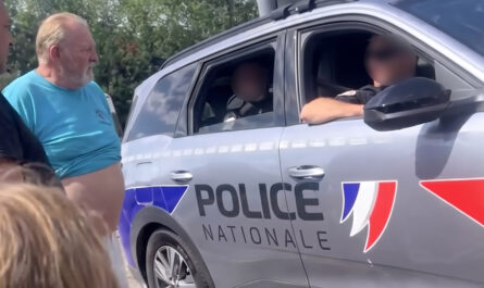 Véhicule de patrouille lors d'une altercation verbale entre un policier et des gens du voyage