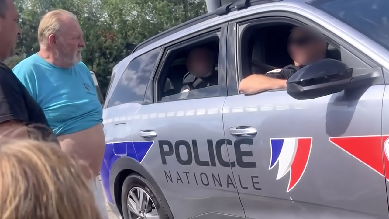 Véhicule de patrouille lors d'une altercation verbale entre un policier et des gens du voyage