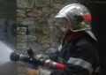 Sapeur-pompier en intervention exposé aux fumées, sans cagoule filtrante pour pompiers