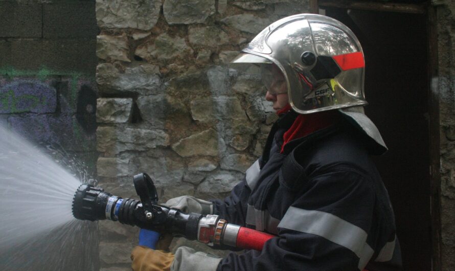 Cagoules filtrantes pour pompiers : pourquoi l&rsquo;État hésite encore face aux fumées cancérogènes