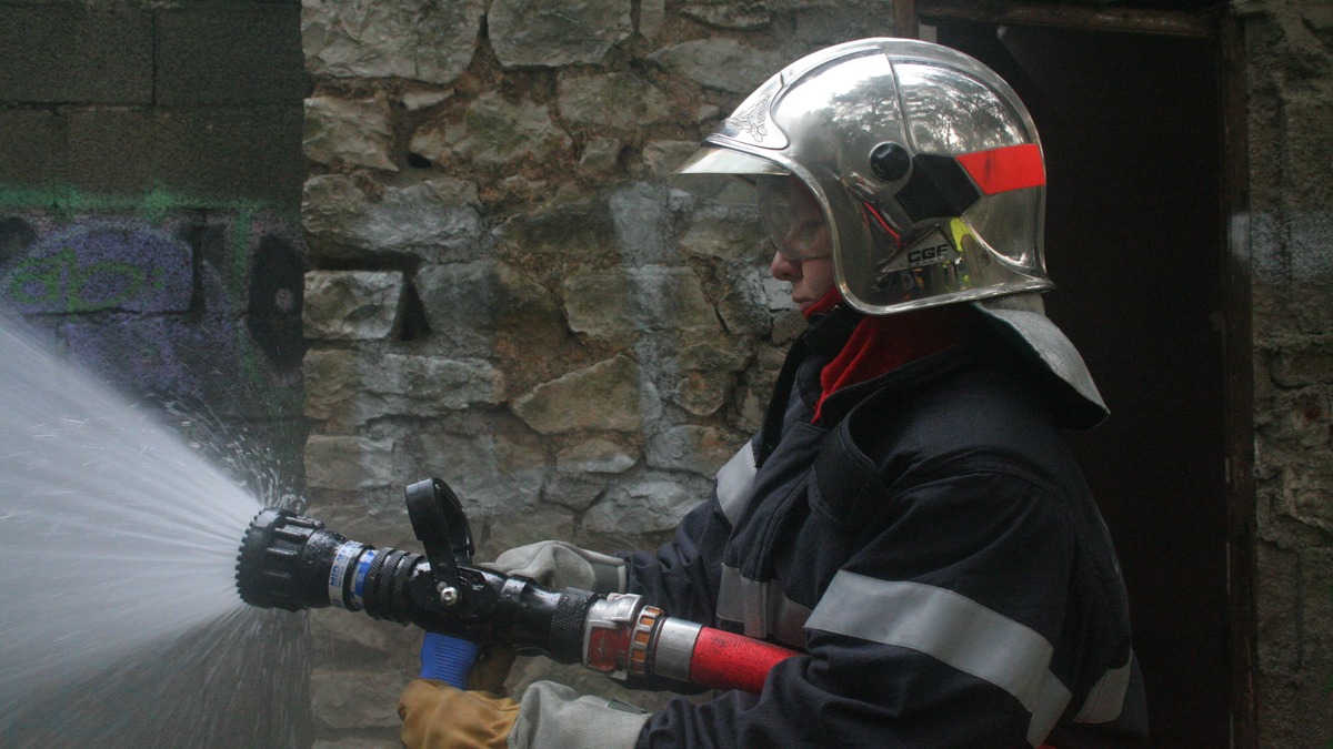 Sapeur-pompier en intervention exposé aux fumées, sans cagoule filtrante pour pompiers